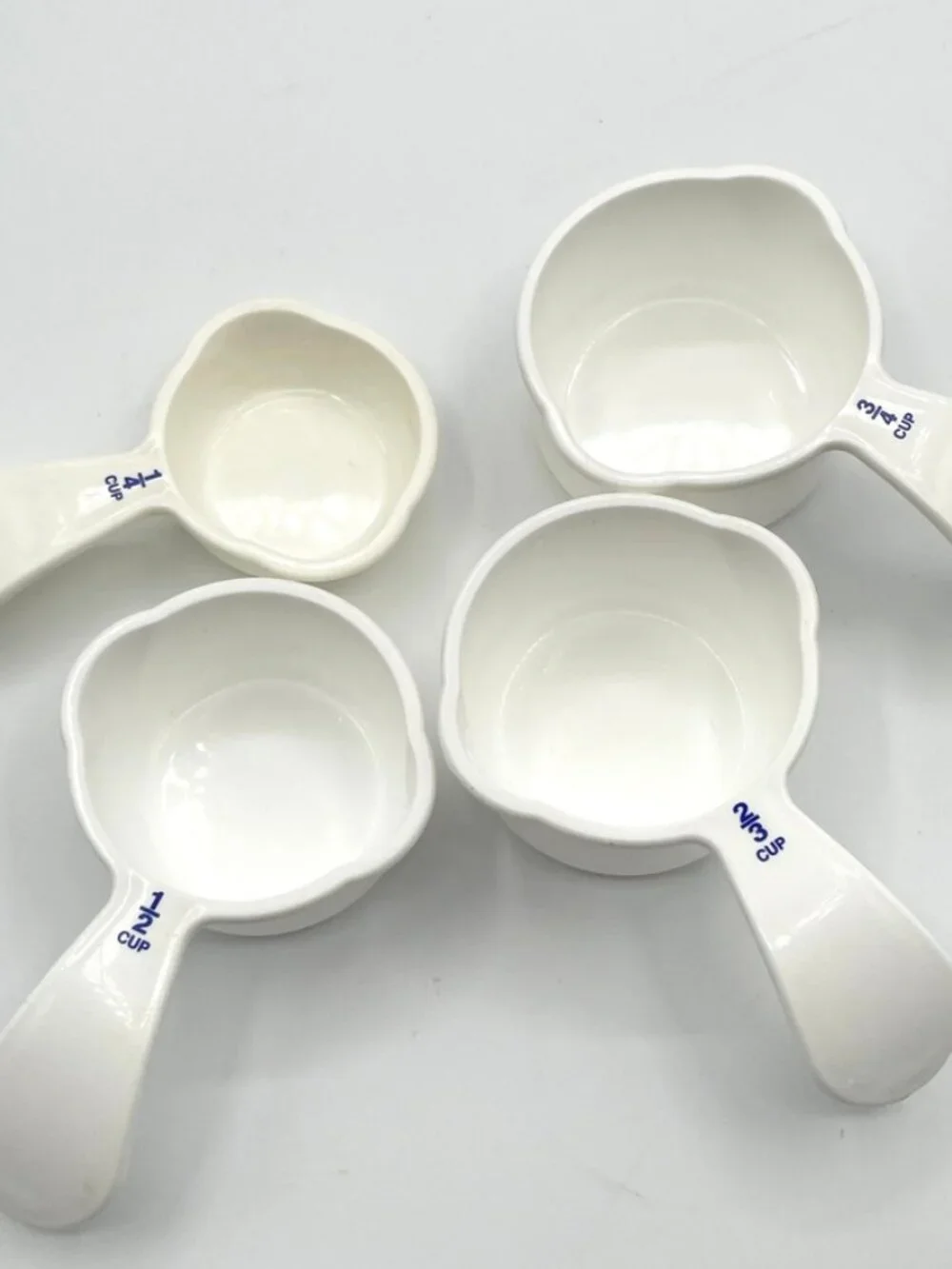 Lot Of 4 TUPPERWEAR 3479C -3482C Curved Handle Measuring Cups White As Pictured